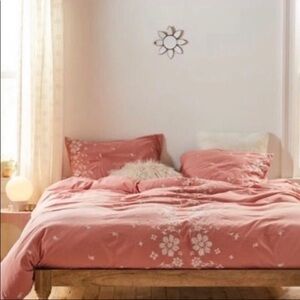New Urban Outfitters Samantha Embroidered Floral Duvet Cover King.